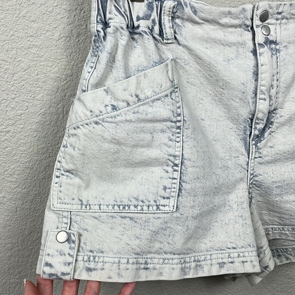 By Anthropologie Acid Wash Whitewash Denim Stretch Waist Paperbag Shorts Sz 8 - Picture 2 of 10